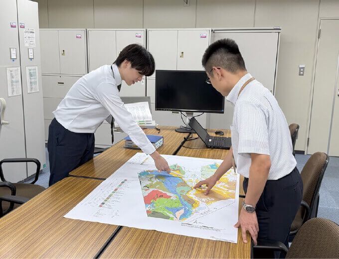 地質図を机上に広げて検討しているところ