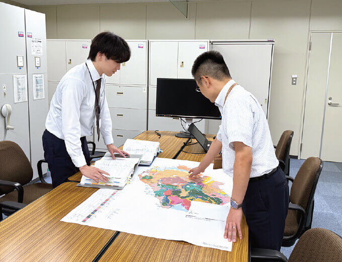 地質図を机上に広げて検討しているところ