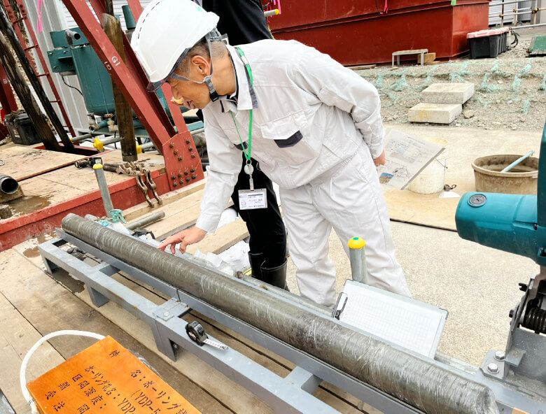 採取したコアの状態を確認する技術部職員